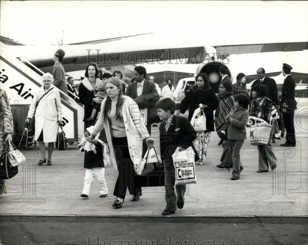 1971 Press Photo Evacuees From West Pakistan Arrive At Luton Airport - Historic Images