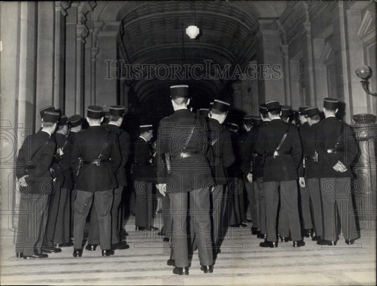 1960 Press Photo Barricade Process Starts In Paris Court - Historic Images