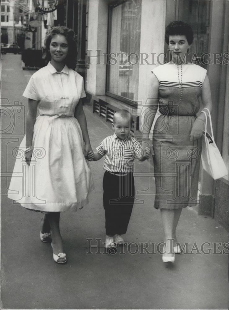1958 Press Photo Myra Lewis, Mother Lois Brown & Brother Rusty In London - Historic Images