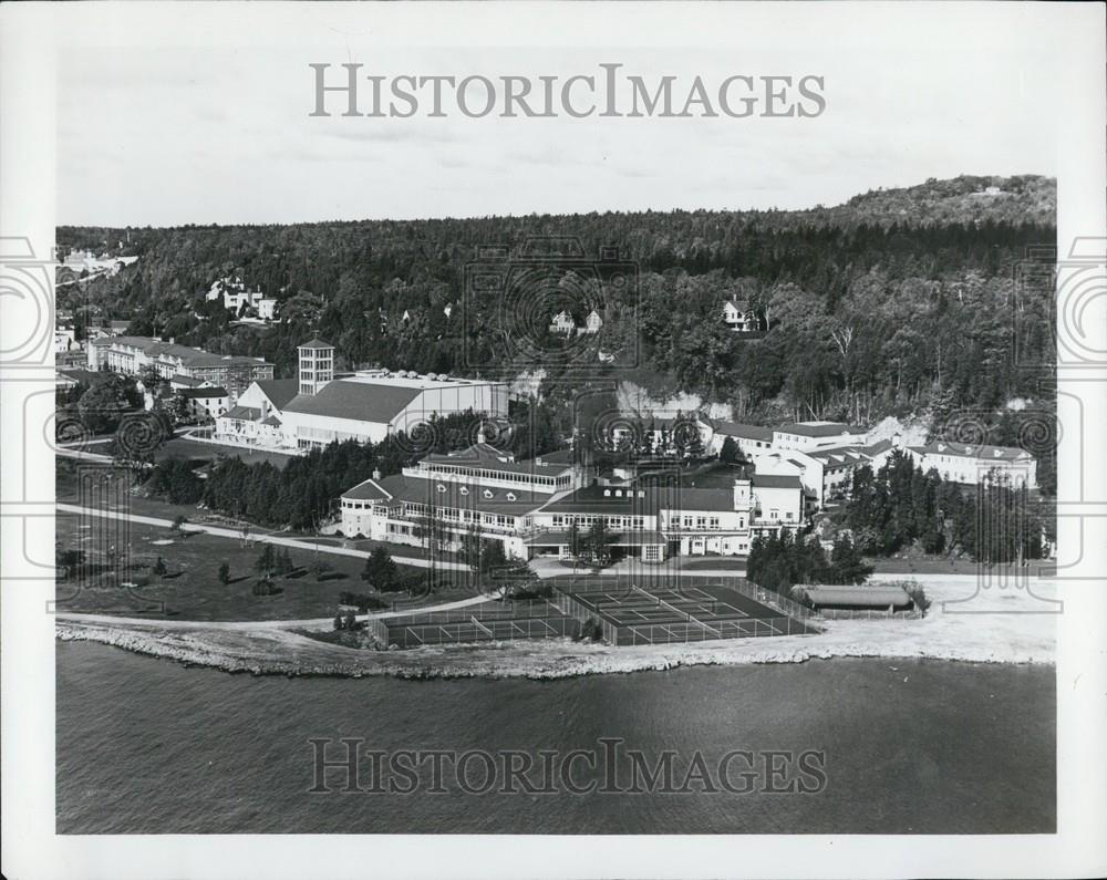 Press Photo Luxury Buildings By The Water - Historic Images