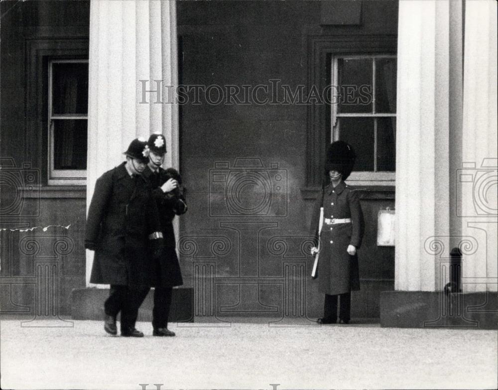 Press Photo Police Carry French Poodle From Bukingham Palace - Historic Images