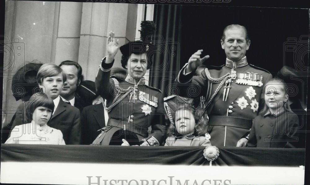 1972 Press Photo Queen and the Duke of Edinburgh wave to the crowds - Historic Images