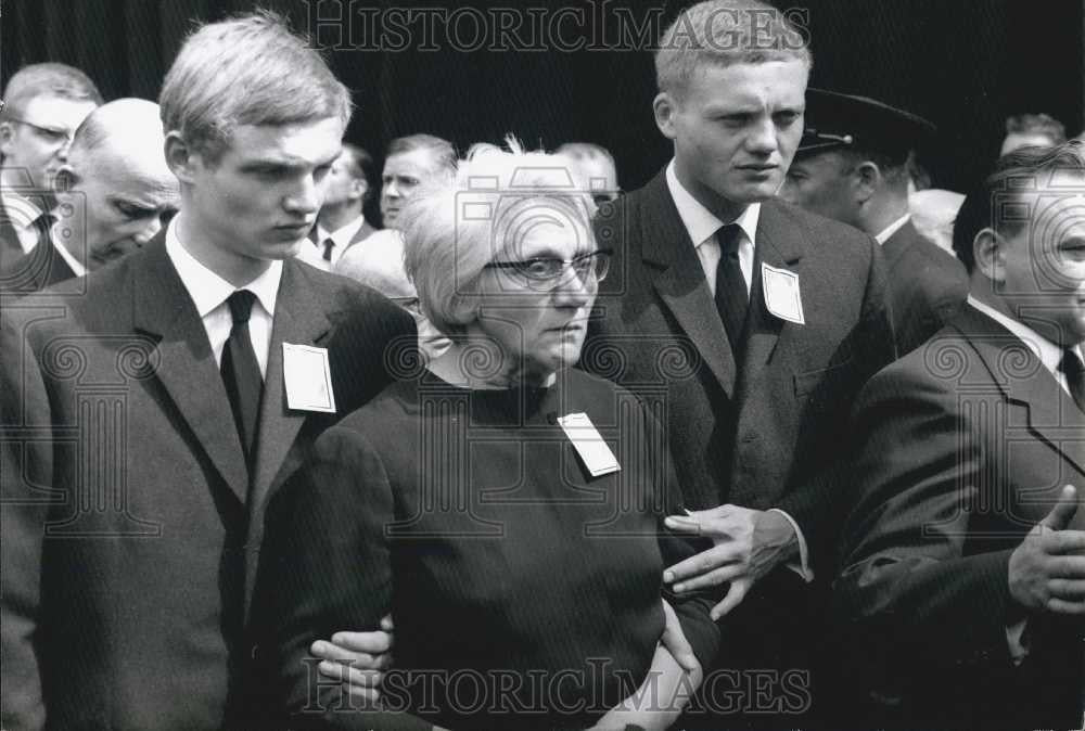 1964 Press Photo Mrs Jeannette Vermeersch & sons at funeral of Maurice Thorez - Historic Images