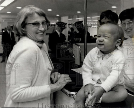 1970 Press Photo Vietnamese Orphan Andrew & nurse, Miss Ann Wyles - Historic Images
