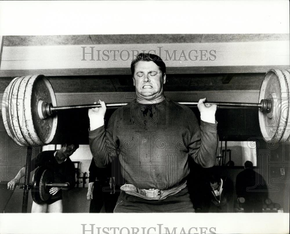 Press Photo Ove Johansson as he carries out his weight lifting training - Historic Images