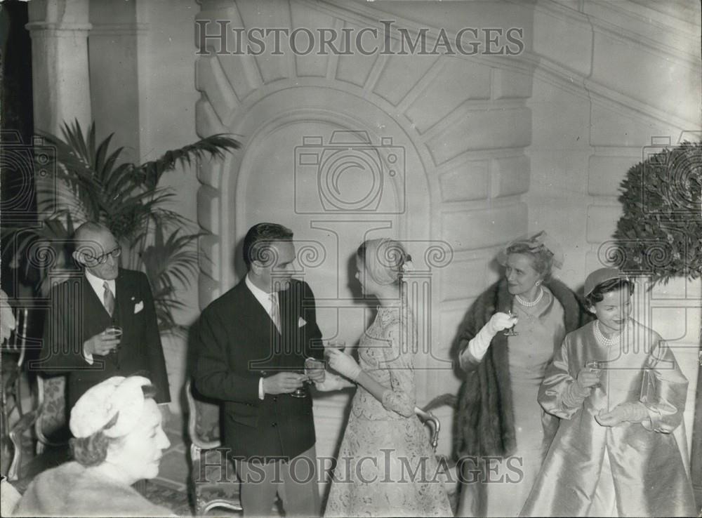 Press Photo A Man And A Woman Talk At A Gathering - Historic Images