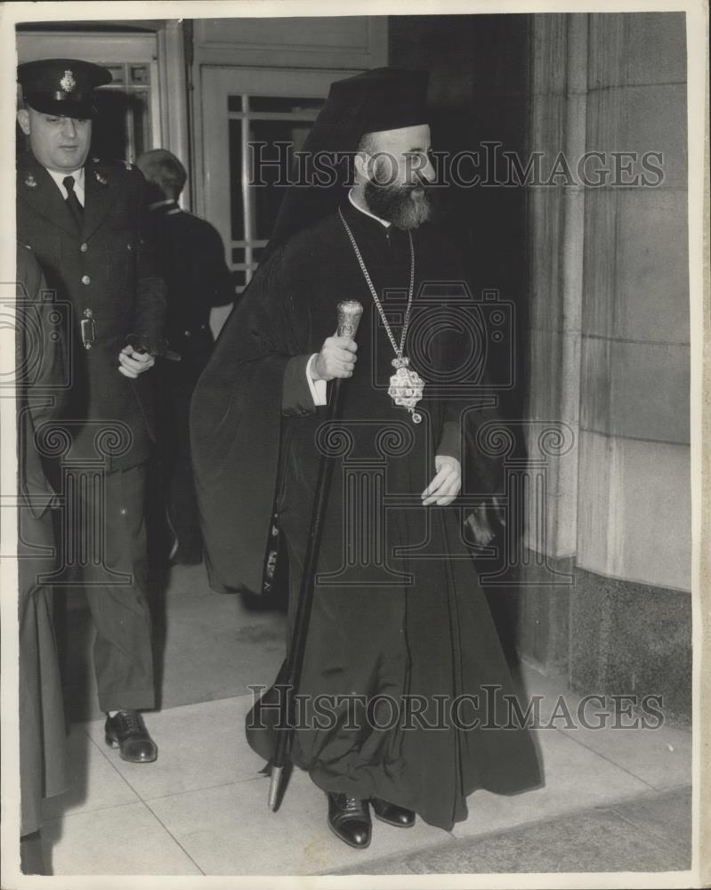 1959 Press Photo Archbishop Makarios Leaving The Dorchester Hotel - Historic Images