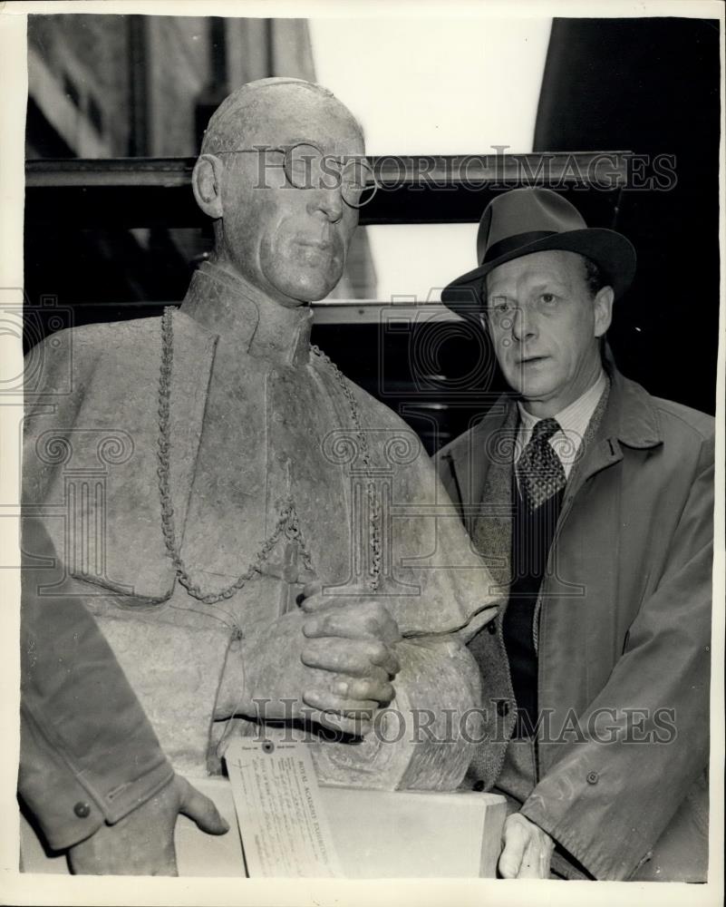 1957 Press Photo George F. Campbell of Kensington-scultpture of pope - Historic Images