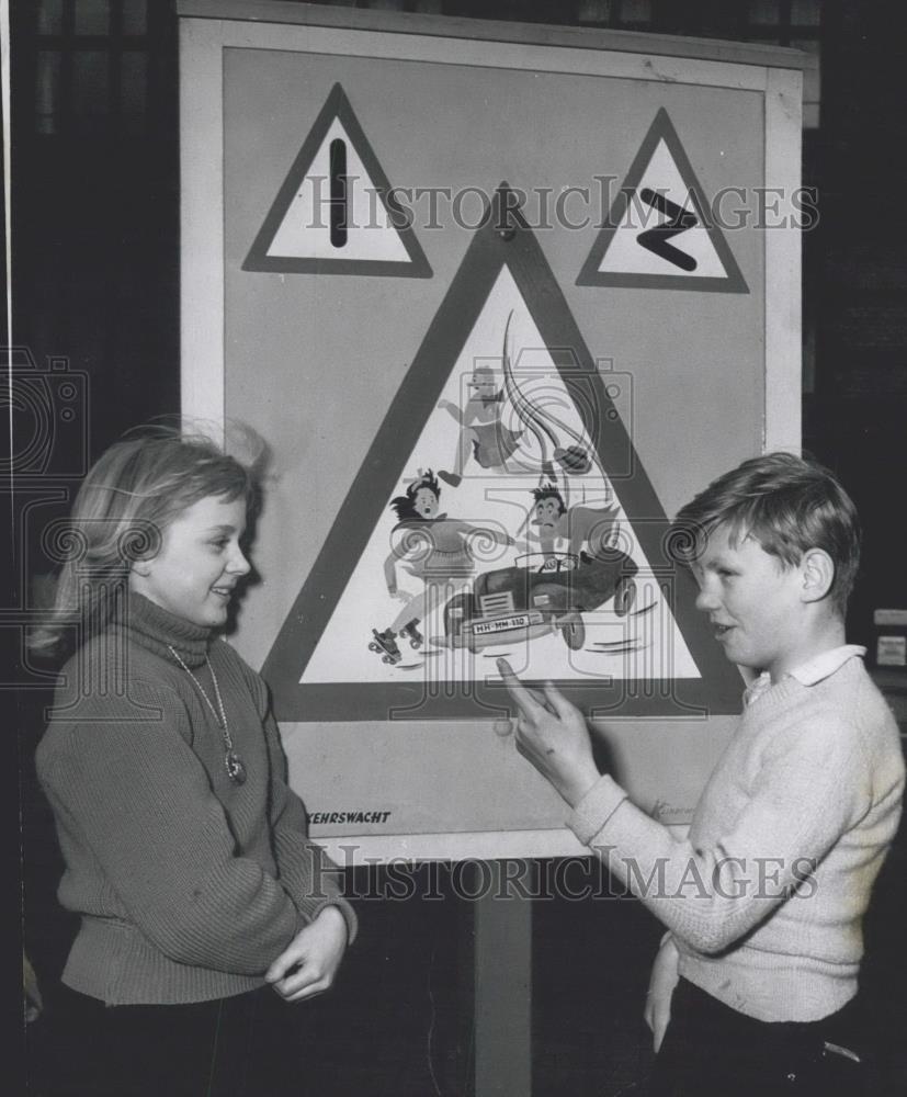 1957 Press Photo Safety Poster in Hamburg - Historic Images