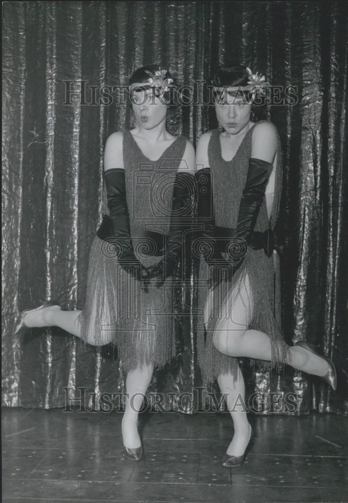 1960 Press Photo Soho Twins Rehearse Performance - Historic Images