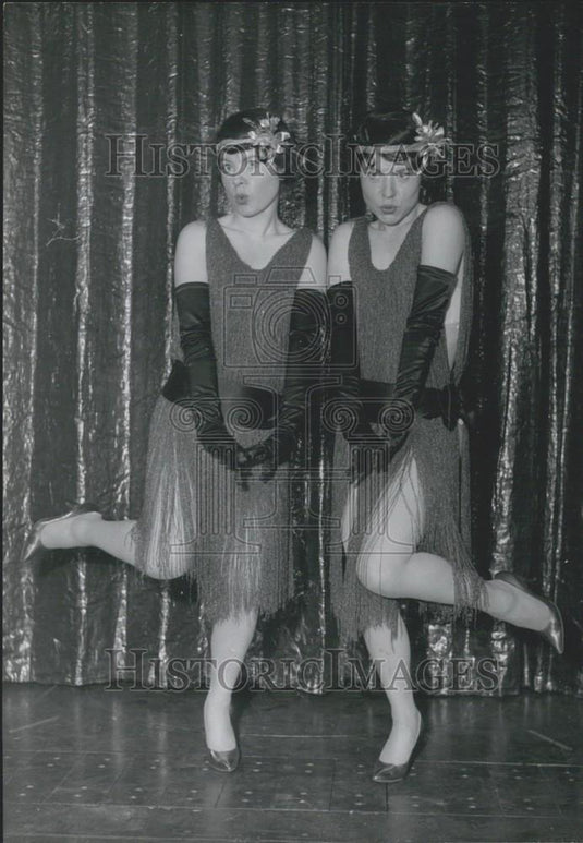 1960 Press Photo Soho Twins Rehearse Performance - Historic Images