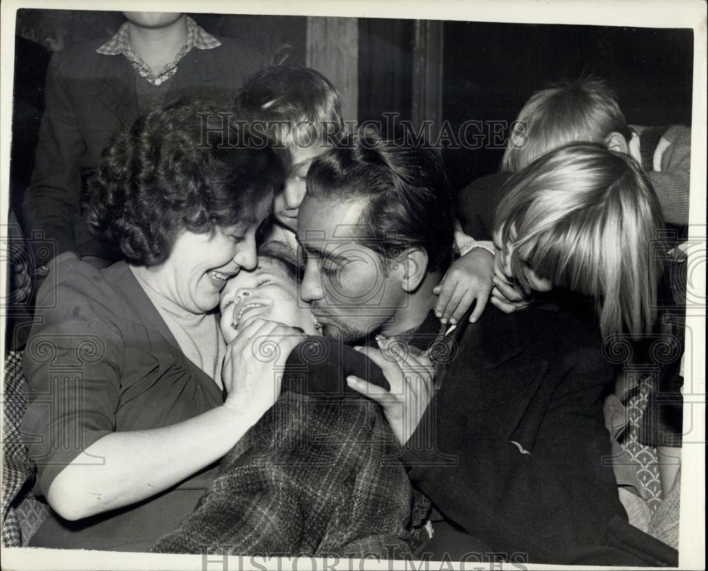 1958 Press Photo Hungarian Family of refugees reunited - Historic Images