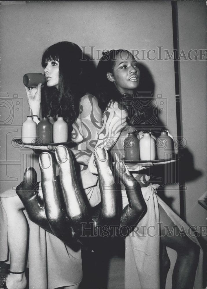 1970 Press Photo Pop Colored Snobby Bottles - Historic Images