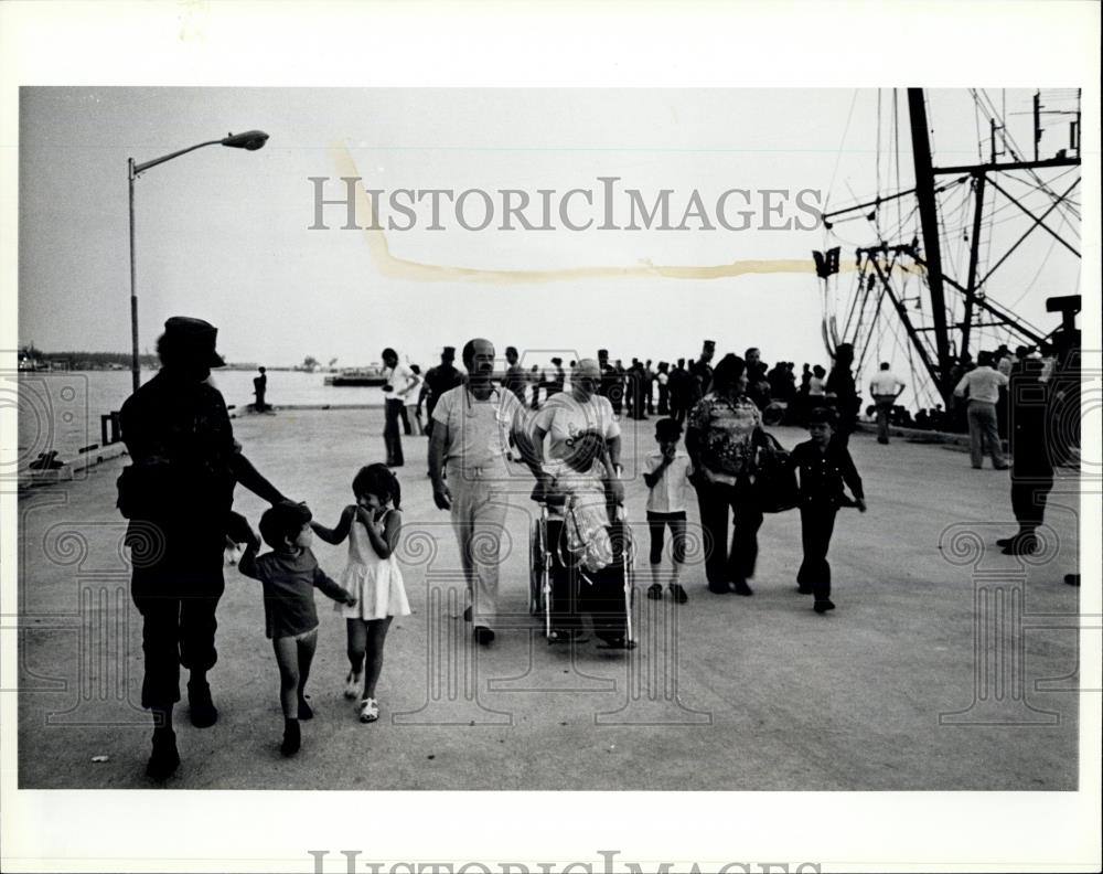 Press Photo Cuban refugees in Key West Florida - Historic Images