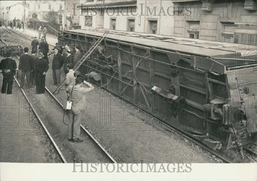 1953 Press Photo A derailed train in Ferrovia with about 50 deaths - Historic Images