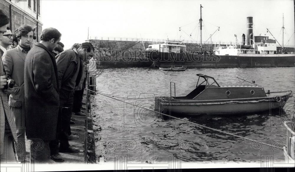 Press Photo Men Looking at Boat - Historic Images