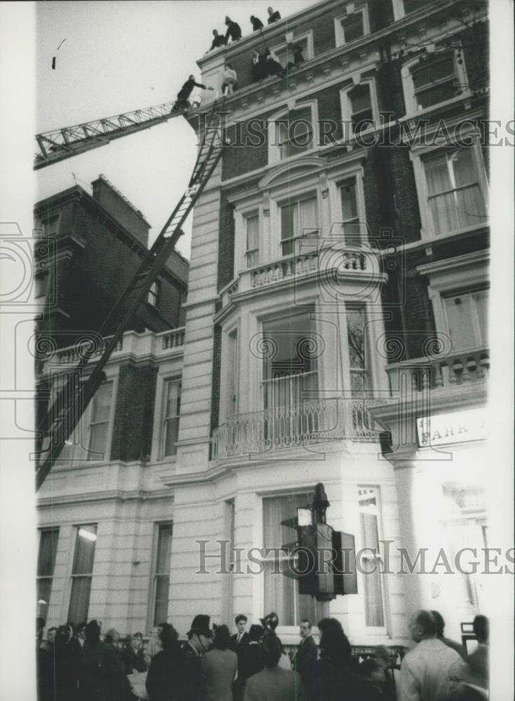 1968 Press Photo Woman on ledge 60 ft up being rescued - Historic Images