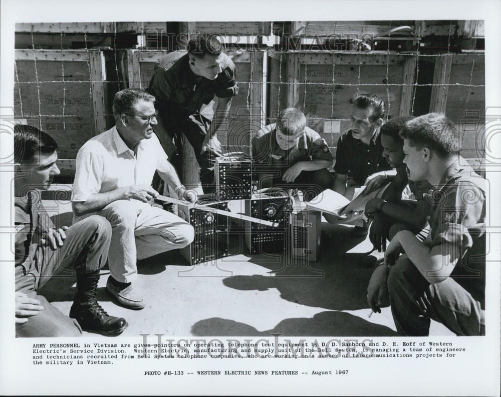 1967 Press Photo Army Personnel In Vietnam Learn About Telephone Test Equipment - Historic Images