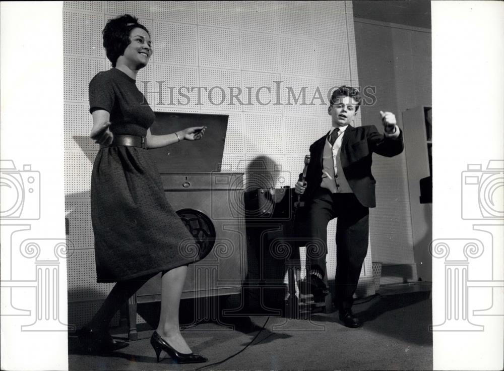 Press Photo Stanley Kahn Goes Through the Pop Mill with Mrs Burman - Historic Images