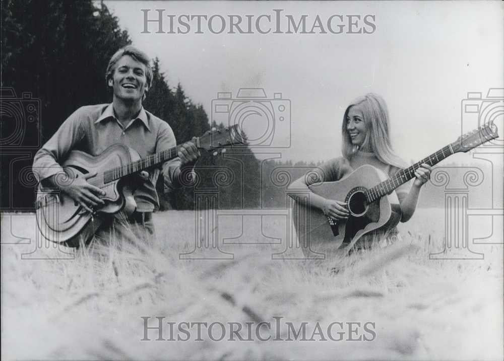 1967 Press Photo Actor Robert Hoffman and Sister Evi. Singing in Field. - Historic Images