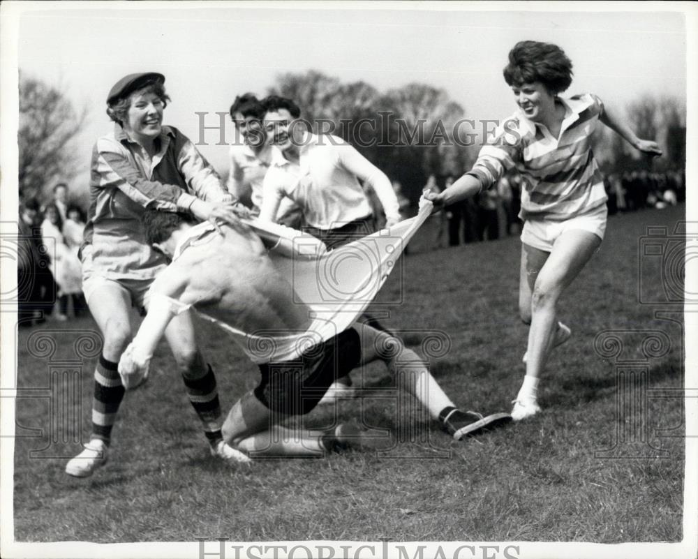 1962 Press Photo Battle of the Sexes in Rugby Pitch - Historic Images