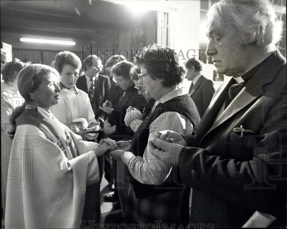 1976 Press Photo Rev. Alison Celebrates Anglican Holy Communion in Britain - Historic Images