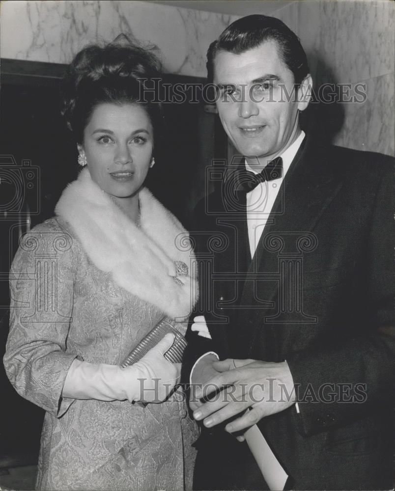 1964 Press Photo Actor Edmund Purdom and his wife Linda Christian - Historic Images