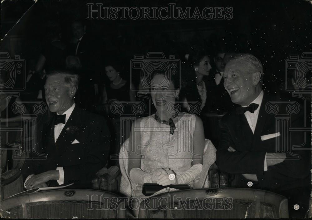 Press Photo people attending show smiling and laughing - Historic Images