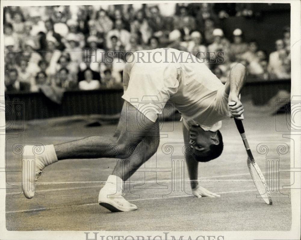 1960 Press Photo E. Buchholz (U.S.A.) stumbles in tennis match - Historic Images