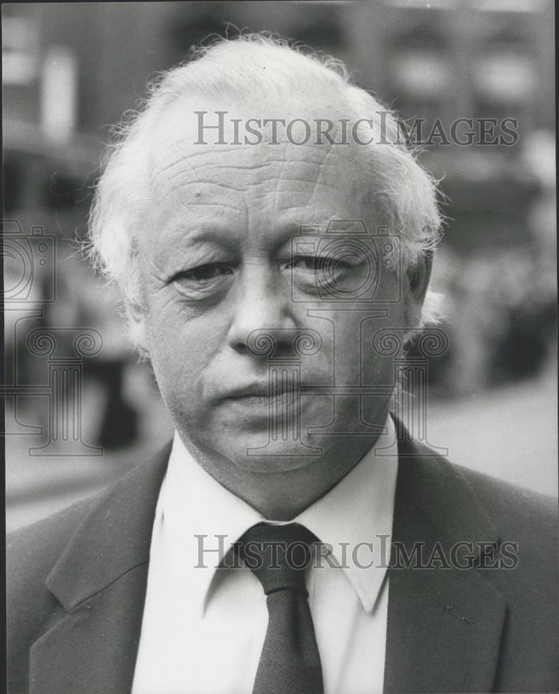 1981 Press Photo Dr. Hugo Milne Consultant Psychiatrist Leaving Court - Historic Images