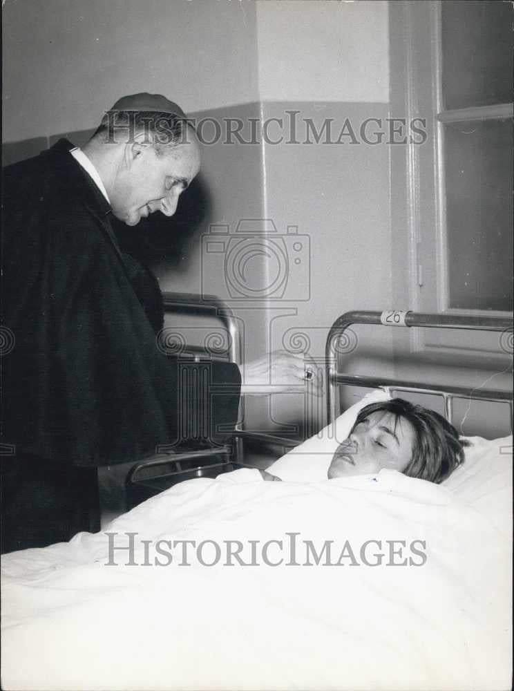 1961 Press Photo Cardinal Montini Performing a Patient's Last Rites - Historic Images