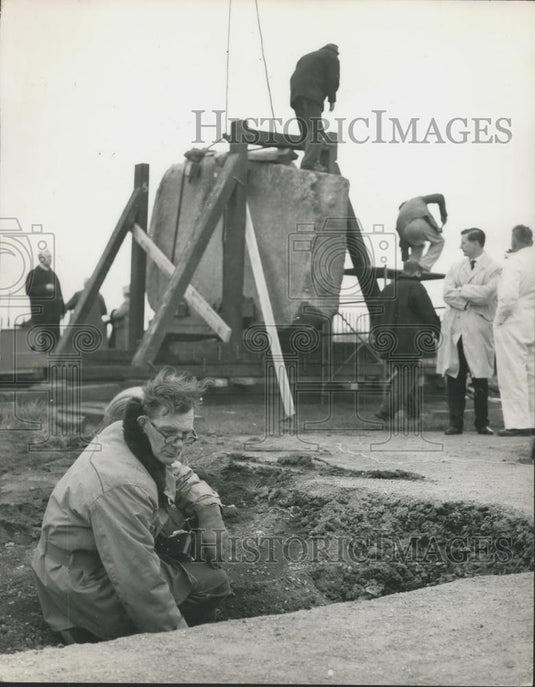 1964 Press Photo Professor Atkinson at Stonehenge reconstruction work site - Historic Images