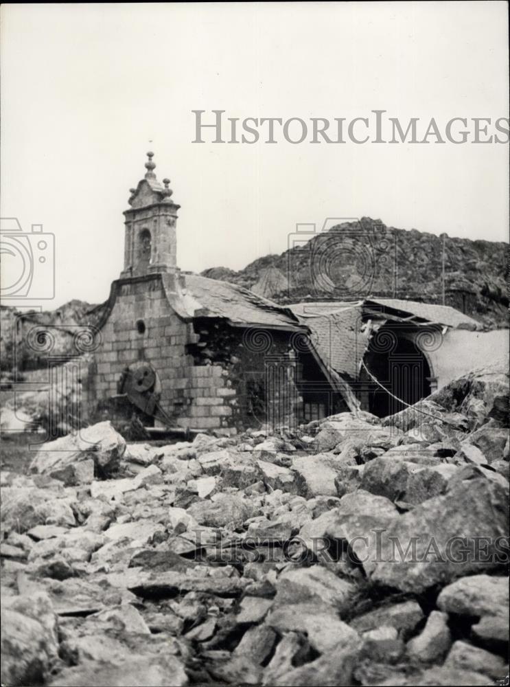 1959 Press Photo Dave burst weeks church in Lpais - Historic Images