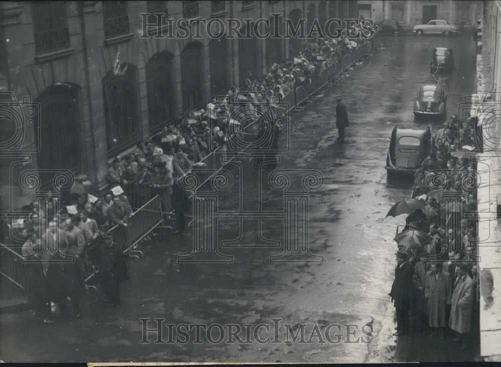 1956 Press Photo Lines of pweople for tickets for France-Hungury rugby match - Historic Images