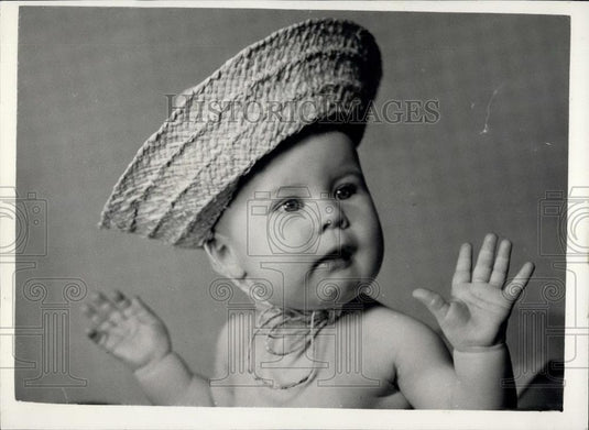 Press Photo Susan Pratt in a cute hat - Historic Images