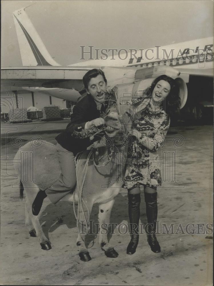 1969 Press Photo Director Jean Lefebvre and Actress Elaine Mazel with a donkey - Historic Images