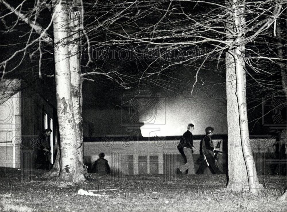 1975 Press Photo Policemen running for cover at German embassy in Stockholm - Historic Images