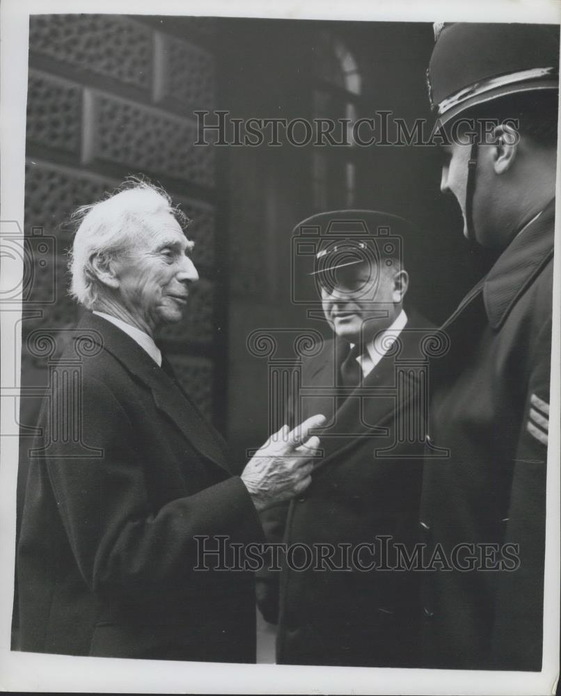 1962 Press Photo Lord Russell, Old Bailey, Policeman - Historic Images