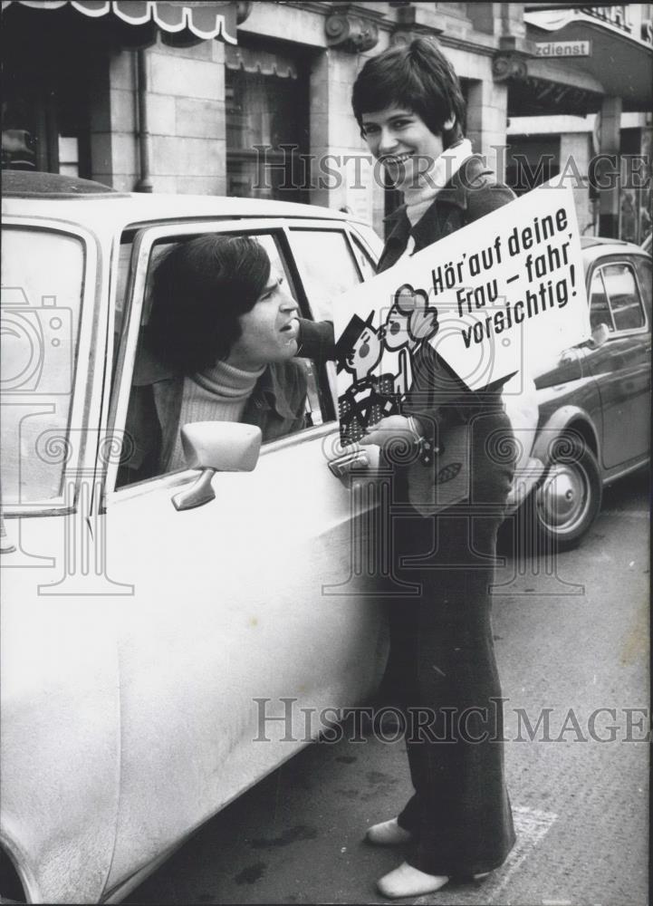 1971 Press Photo Singer Mary Roos and her husband with a sign - Historic Images