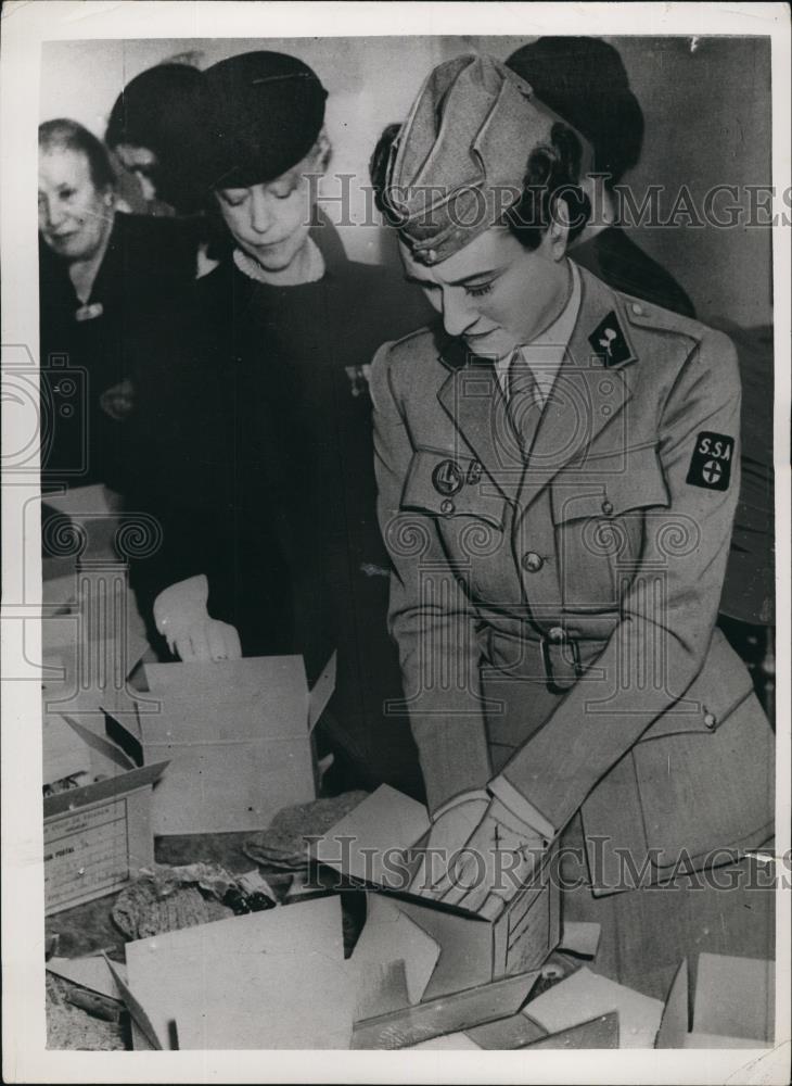 1941 Press Photo SSA Woman Stuffing Box - Historic Images