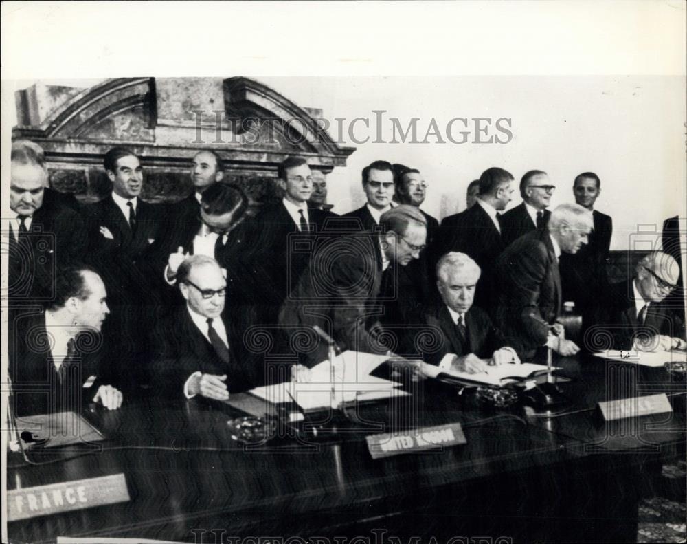 1971 Press Photo Big Four Sign Berlin Pact,USSR,Germany,France,Britain - Historic Images