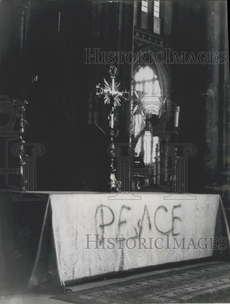 1963 Press Photo Peace&quot; seen on the Alter of Canterbury Cathedral. - Historic Images