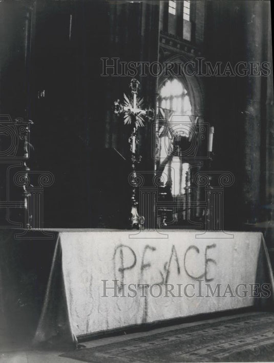1963 Press Photo Peace" seen on the Alter of Canterbury Cathedral. - Historic Images