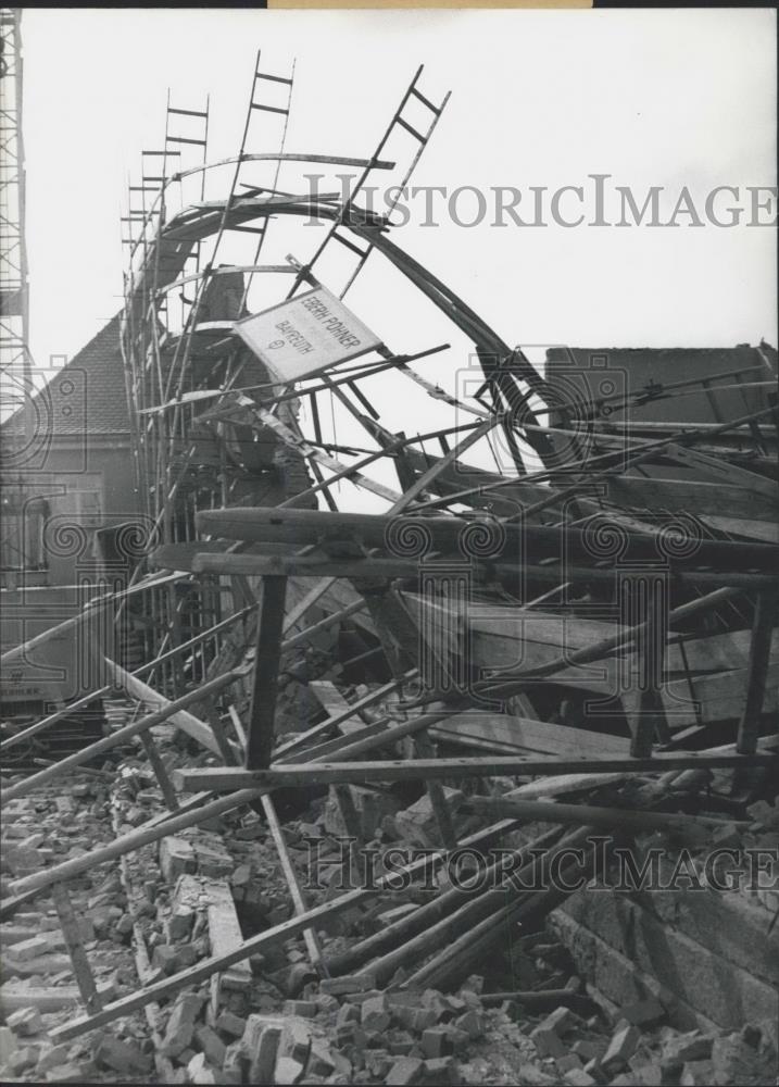 1960 Press Photo Broken Wall &amp; Scaffolding Caused By Jet - Historic Images