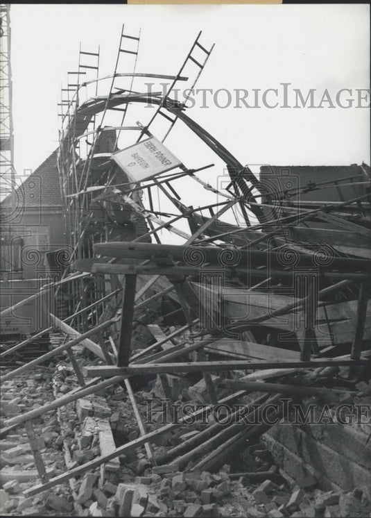 1960 Press Photo Broken Wall & Scaffolding Caused By Jet - Historic Images