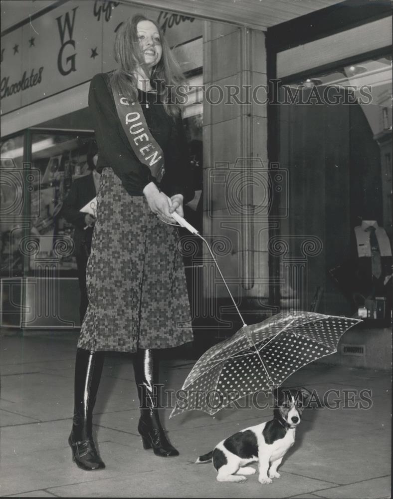 Press Photo Leads For Dogs Demonstrated at International Fancy Goods Fair - Historic Images