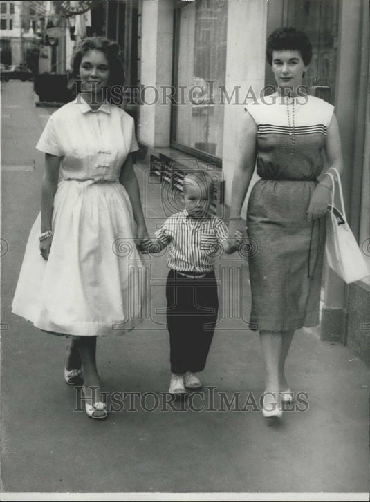 1958 Press Photo Myra Lewis, Mother Lois Brown & Brother Rusty In London - Historic Images