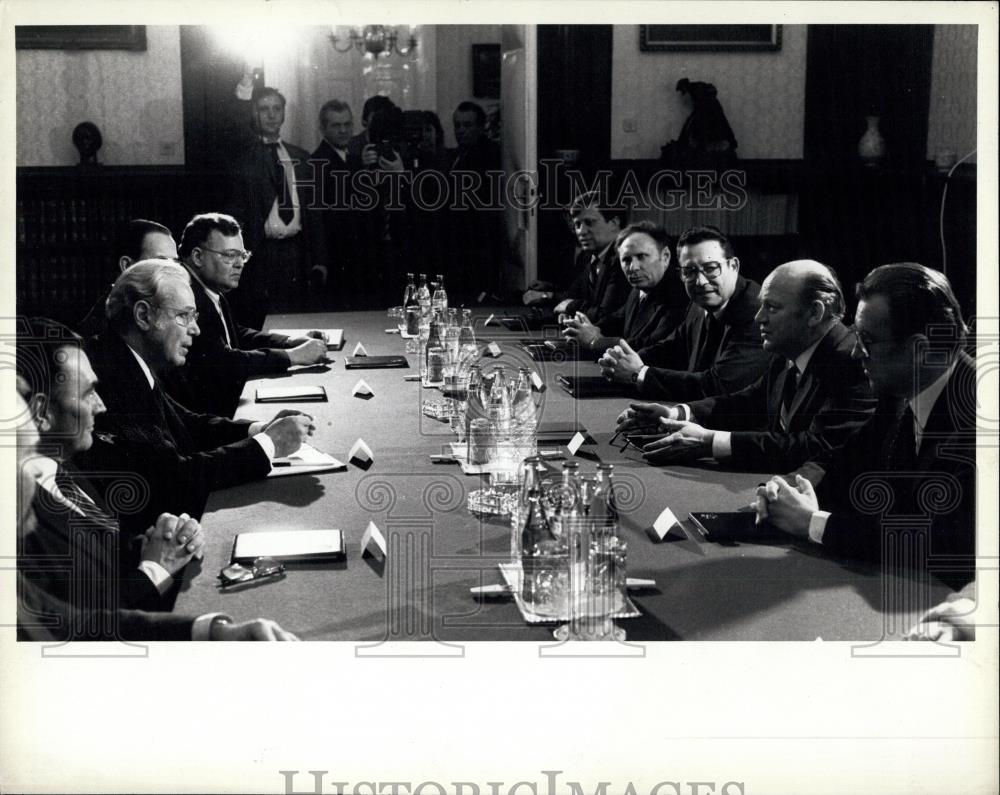 Press Photo UN Secretary General Javier Perez De Cuellar in Hungary - Historic Images