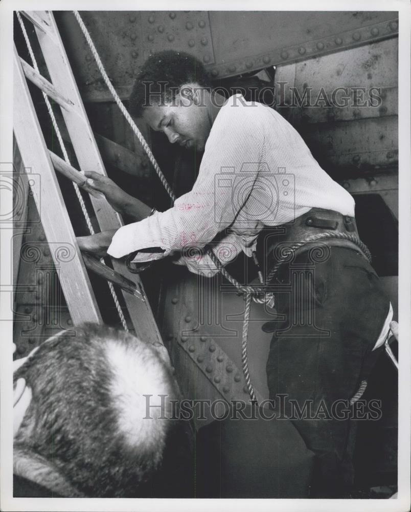 Press Photo Pedro Castro being rescued from climbing a bridge - Historic Images