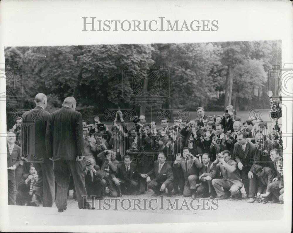 1958 Press Photo General De Gaulle &amp; Pres Coty face a barrage of cameras - Historic Images